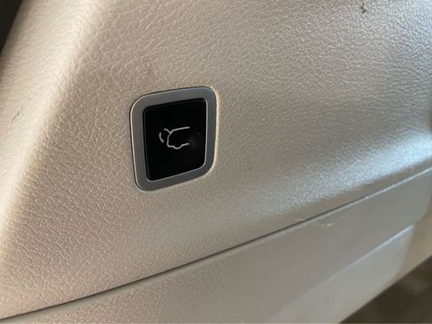 Used 2024 Chrysler Pacifica Touring-L FWD image 10