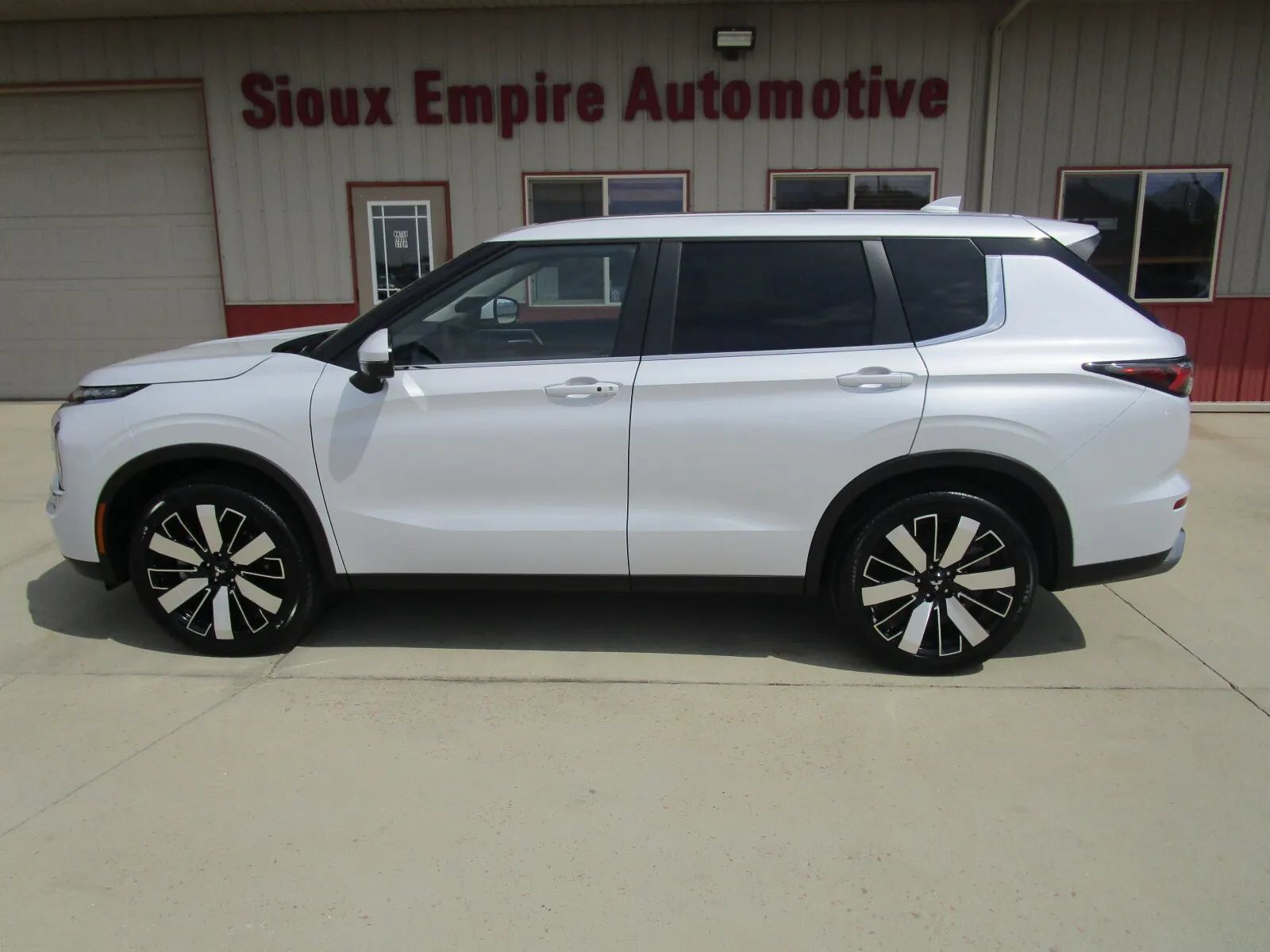 Used 2025 Mitsubishi Outlander SE AWD/4WD image 2
