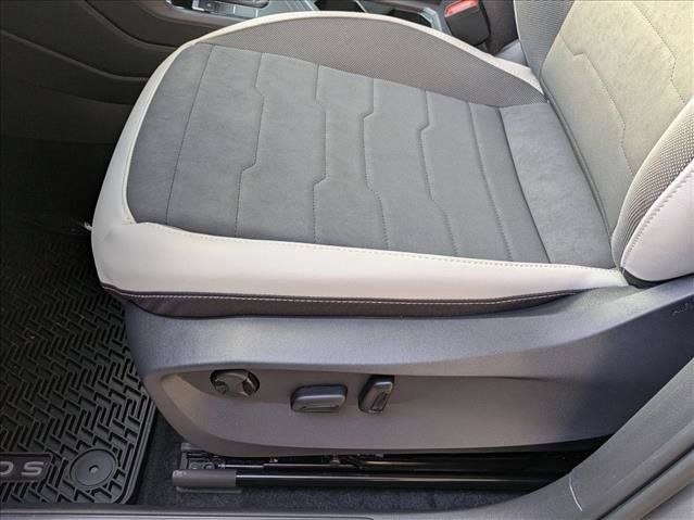 New 2026 Volkswagen Taos SE FWD image 4
