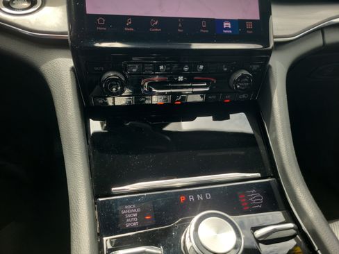 Used 2024 Jeep Grand Cherokee Overland w/ Luxury Tech Group IV AWD/4WD image 25
