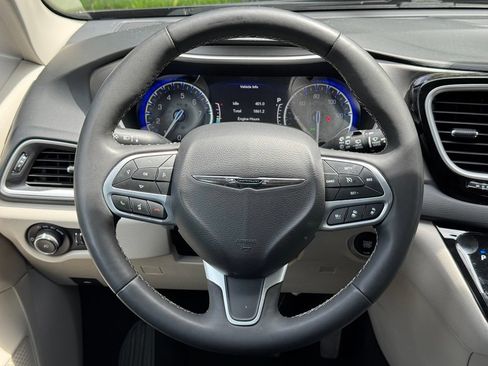 Used 2023 Chrysler Pacifica Touring-L FWD image 20