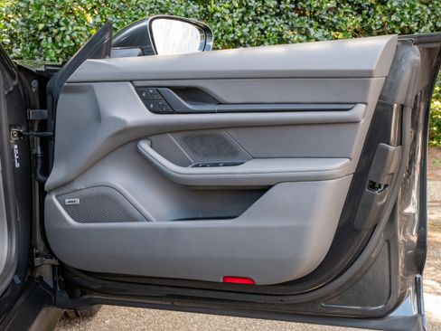 Used 2022 Porsche Taycan image 29