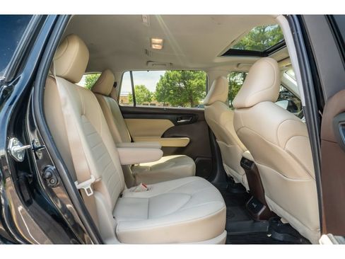 Used 2022 Toyota Highlander XLE FWD image 18
