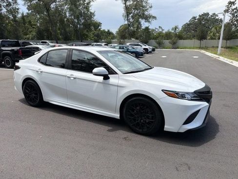 Used 2018 Toyota Camry SE FWD image 1