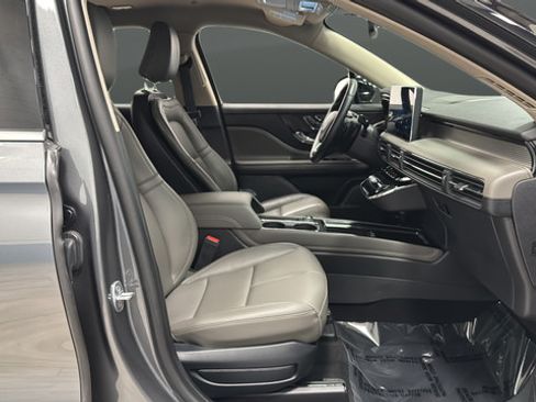 Used 2025 Lincoln Corsair AWD image 23