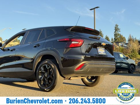 Used 2025 Chevrolet Trax LS w/ LS Convenience Package image 41