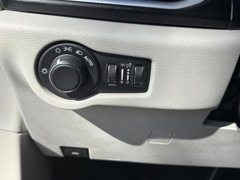 Used 2017 Chrysler Pacifica Touring image 27