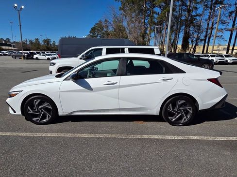 Used 2025 Hyundai Elantra Sport image 4