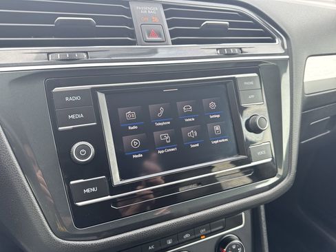 Used 2020 Volkswagen Tiguan S image 14