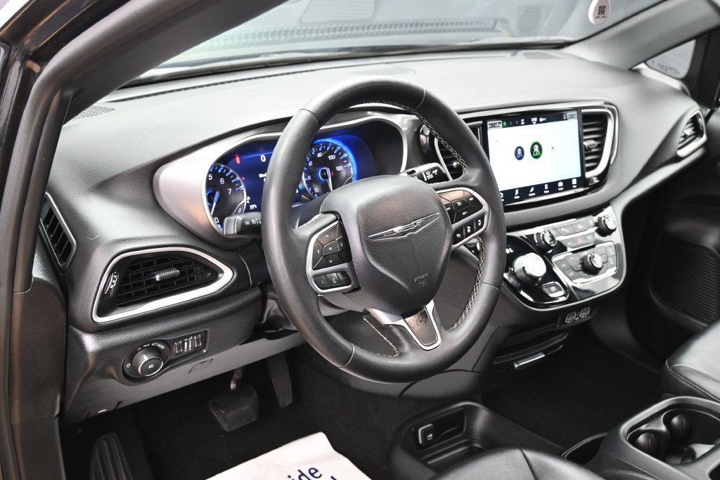 Used 2025 Chrysler Pacifica Select FWD image 16