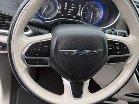 Used 2019 Chrysler Pacifica Limited image 18