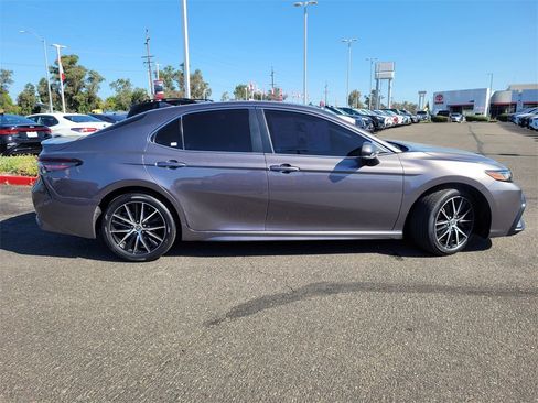Used 2022 Toyota Camry SE image 3