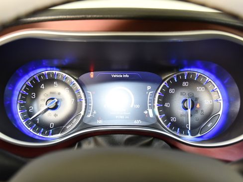 Used 2017 Chrysler Pacifica Limited FWD image 18