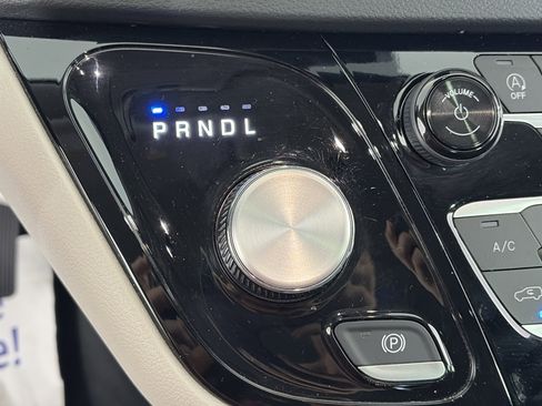 Used 2024 Chrysler Pacifica Touring-L image 23