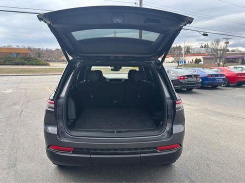 Used 2023 Jeep Grand Cherokee Altitude image 8