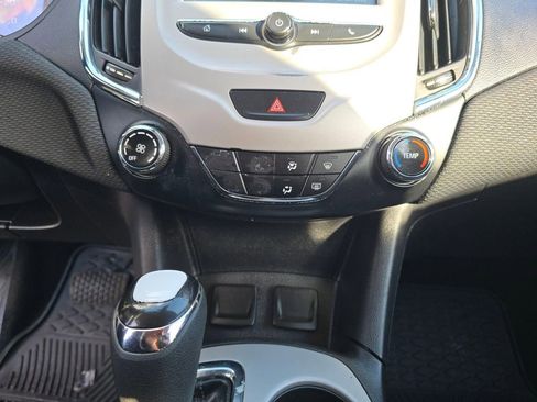 Used 2018 Chevrolet Cruze LS image 18