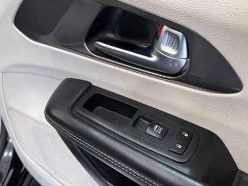 Used 2024 Chrysler Pacifica Select image 22