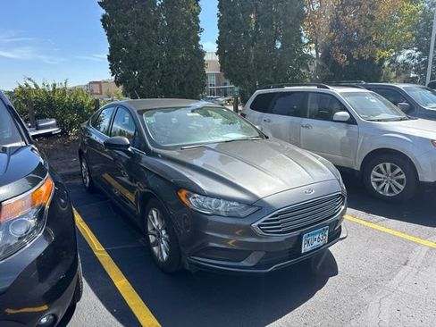 Used 2017 Ford Fusion SE FWD image 1