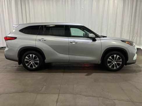 Used 2022 Toyota Highlander XLE AWD/4WD image 3