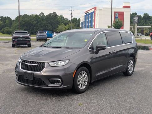 Used 2023 Chrysler Pacifica Touring-L FWD image 7