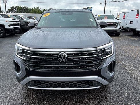 Used 2025 Volkswagen Atlas Peak Edition SE AWD/4WD image 2