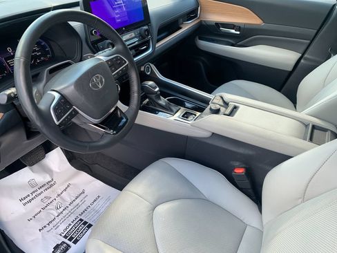 Used 2025 Toyota Grand Highlander AWD image 11