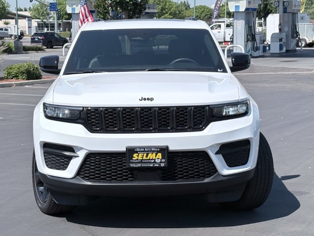 Used 2023 Jeep Grand Cherokee Altitude AWD/4WD image 3