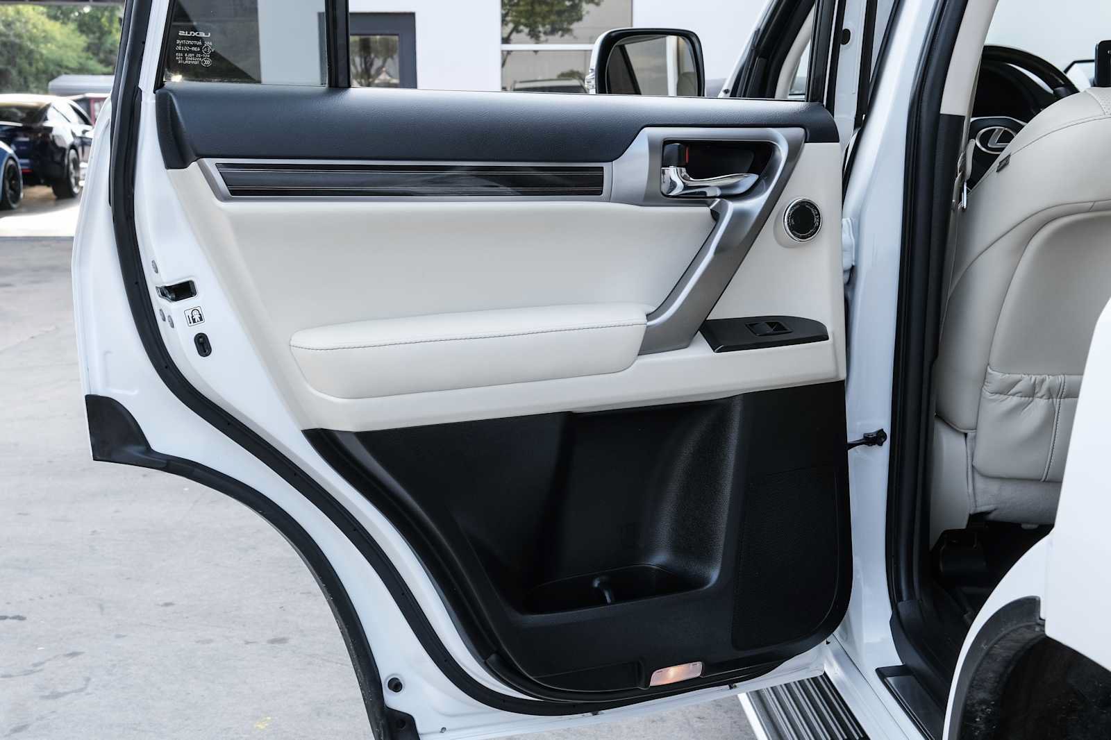 Used 2022 Lexus GX 460 Luxury w/ Sport Design Package AWD/4WD image 39
