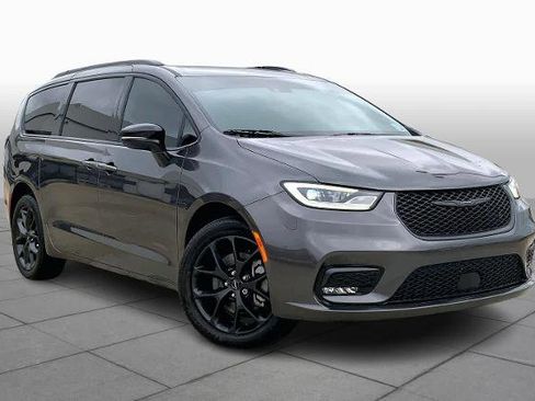 Used 2023 Chrysler Pacifica Limited w/ S Appearance Package image 3