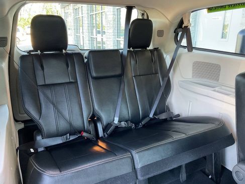 Used 2015 Chrysler Town & Country LX FWD image 39