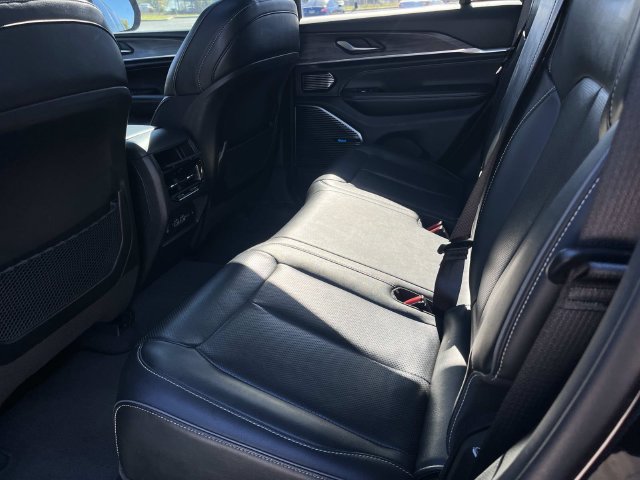 Used 2022 Jeep Grand Cherokee Overland AWD/4WD image 22