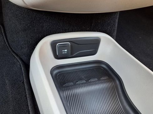 Used 2020 Chrysler Voyager LX image 26