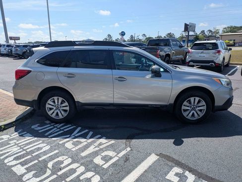 Used 2017 Subaru Outback 2.5i Premium AWD/4WD image 4