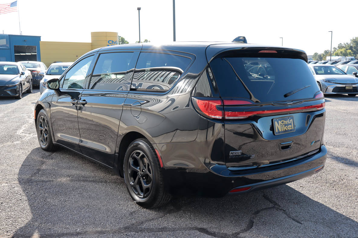 Used 2022 Chrysler Pacifica Touring-L w/ Uconnect Theater Family Group FWD image 4