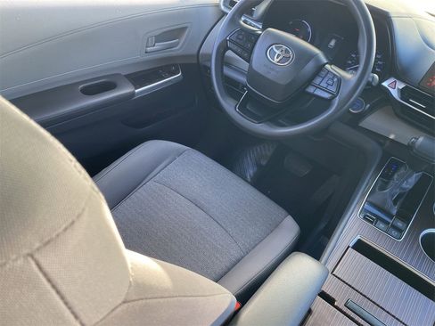 Used 2023 Toyota Sienna LE image 11