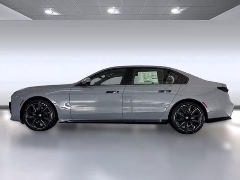 New 2026 BMW 740i w/ Executive Package image 2