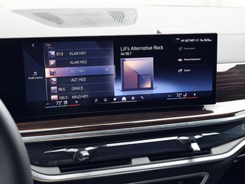 Used 2025 BMW X5 xDrive50e w/ Executive Package image 17