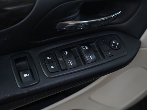 Used 2018 Dodge Grand Caravan SE image 18