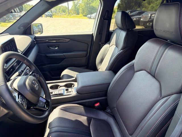 Used 2025 Honda Pilot Black Edition image 7