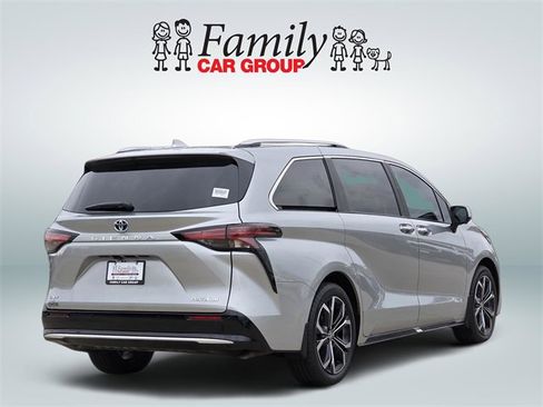 Used 2025 Toyota Sienna Platinum image 4