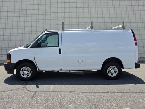 Used 2017 Chevrolet Express 2500 RWD image 4