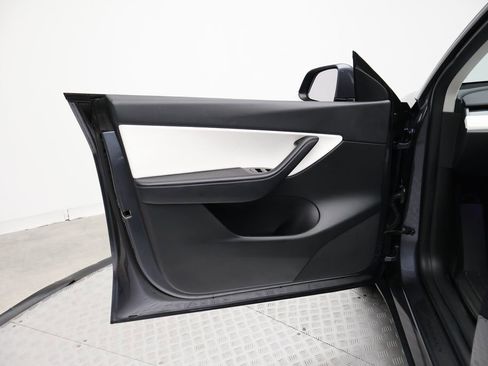 Used 2021 Tesla Model Y Long Range image 16