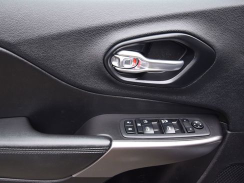 Used 2019 Jeep Cherokee Latitude w/ Popular Appearance Group image 22