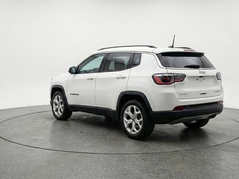 Used 2025 Jeep Compass Latitude image 6