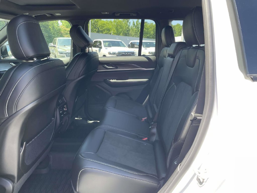 New 2026 Jeep Grand Cherokee Altitude AWD/4WD image 19