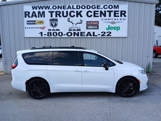 Used 2025 Chrysler Pacifica Limited FWD image 2