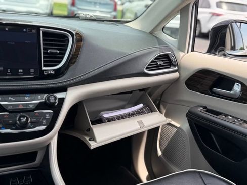 Used 2023 Chrysler Pacifica Limited FWD image 35