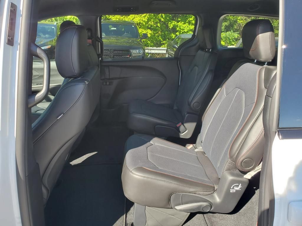 New 2027 Chrysler Pacifica Select FWD image 7