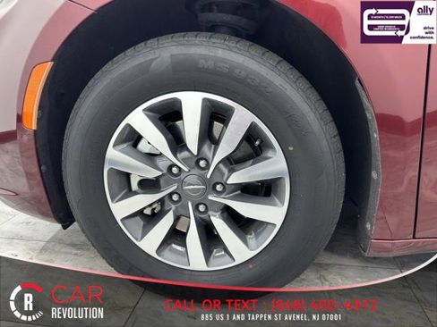 Used 2021 Chrysler Pacifica Touring-L FWD image 15