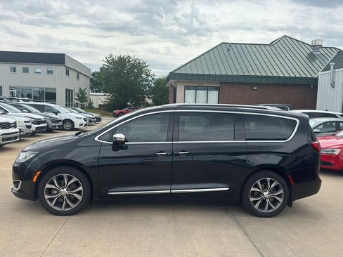 Used 2017 Chrysler Pacifica Limited FWD image 5